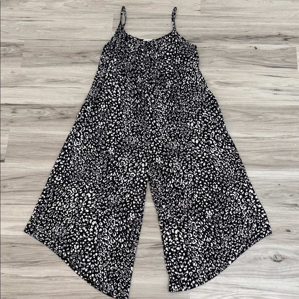 Socialite Stylish Black and White leopard wide leg Jumpsuit size Large